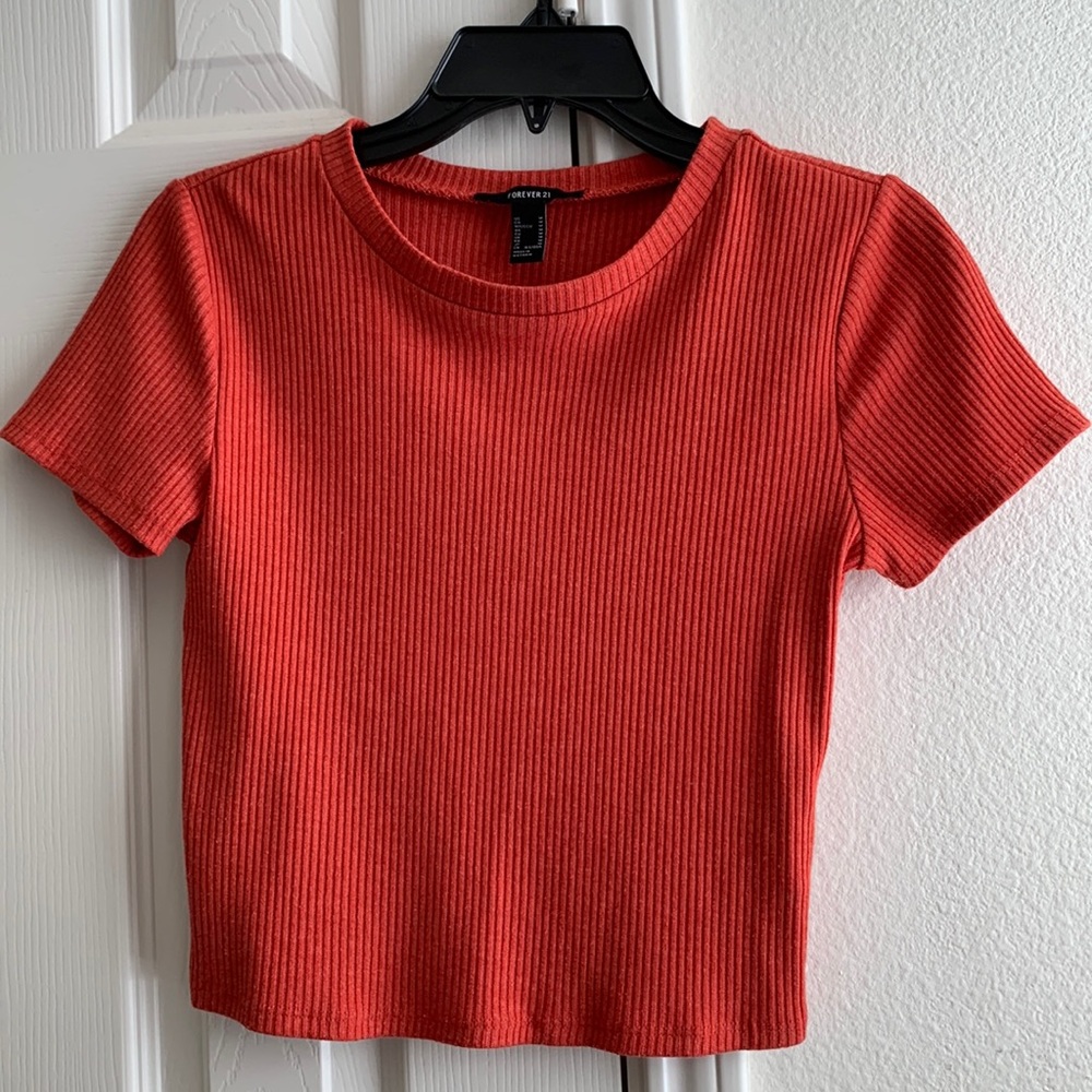 This cute crop top is from forever 21 size medium the color is this  coral red